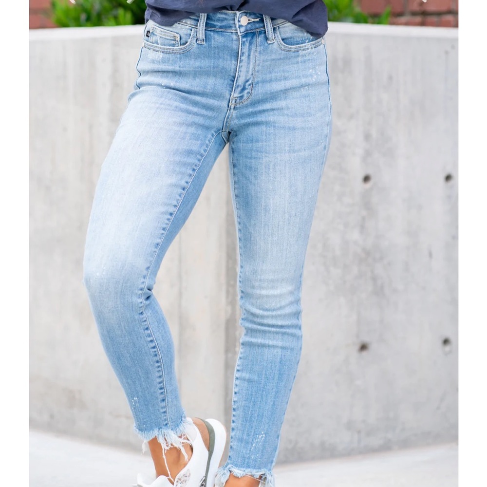 NWT(14) Judy Blue Shock and Jaws Jeans Lightwash Denim Distressed New